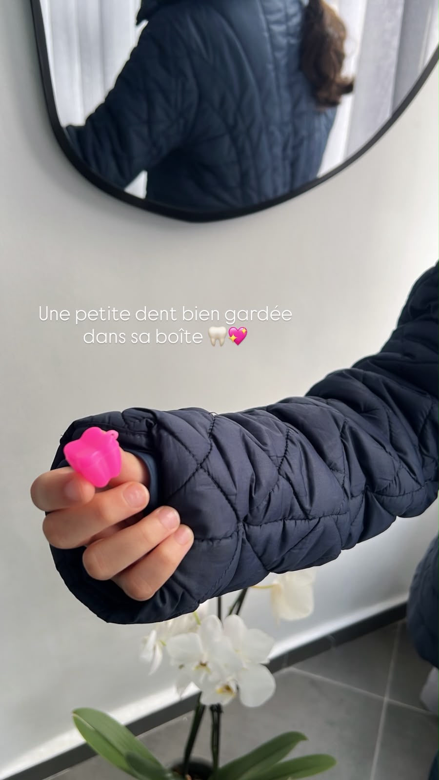 Enfant souriant après sa séance de pédodontie au Centre Dentaire Dr. Sara Ben Sliman
