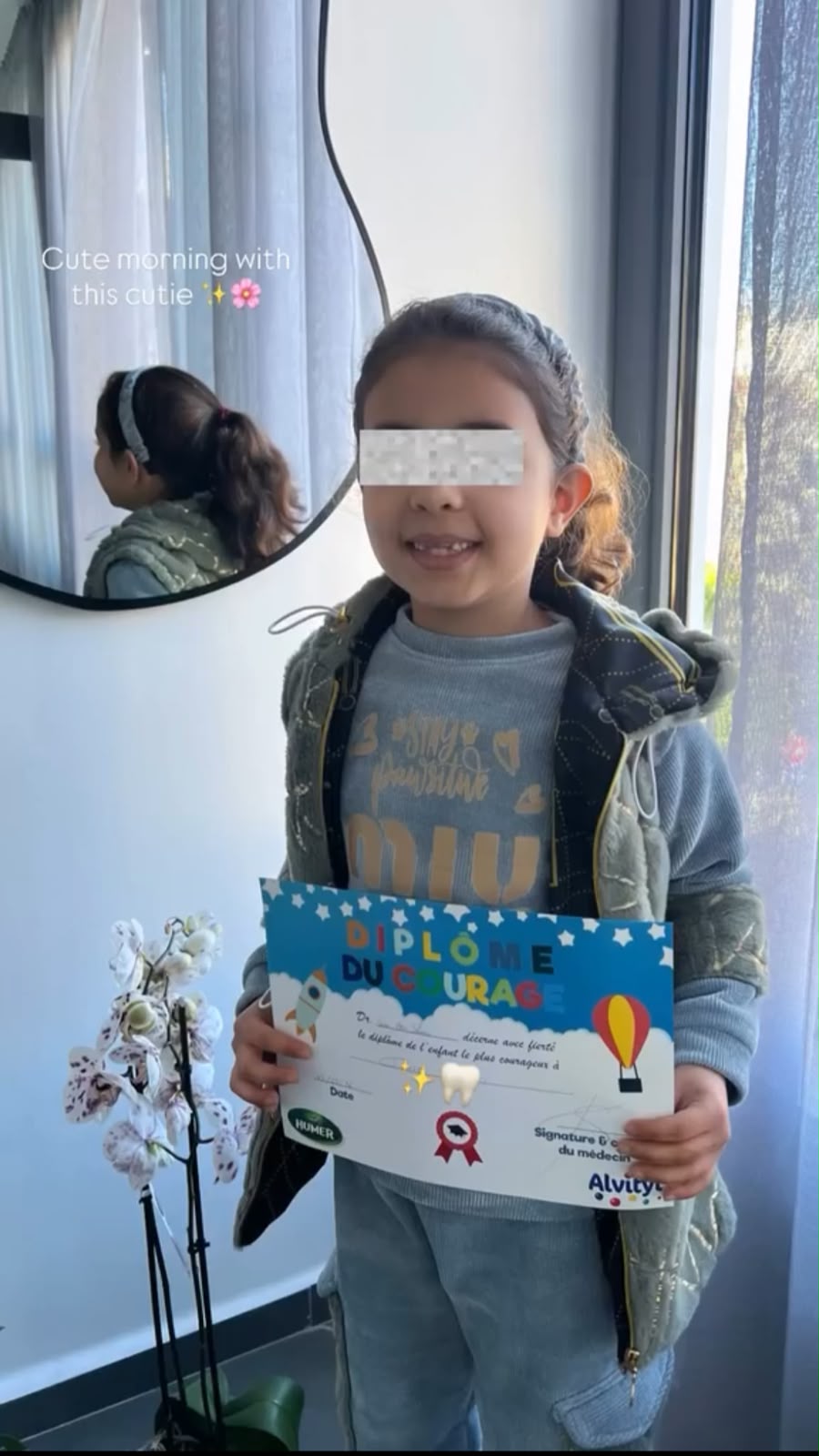 Enfant heureux après ses soins dentaires au cabinet de Tanger